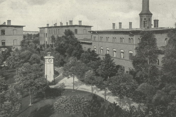 Historisches Bild zeigt die begrünte Umgebung der Riebeckstraße 63 und das Gebäude aus einer erhöhten Perspektive