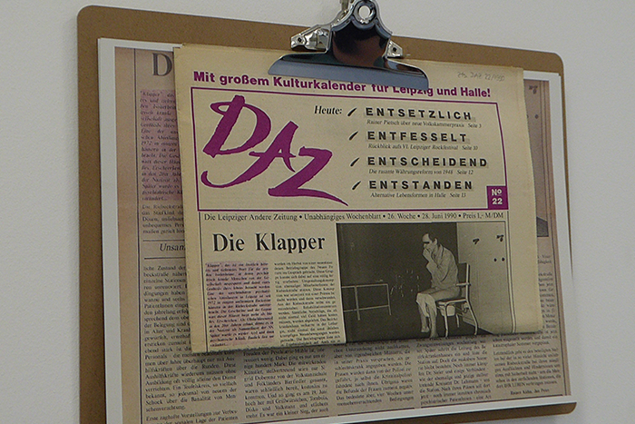 Klemmbrett mit Quelle "Die Leipziger Andere Zeitung - DAZ"