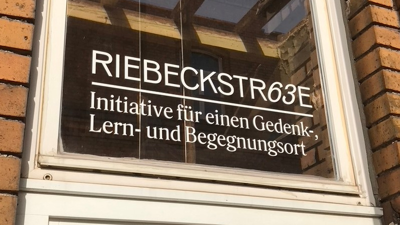 Fensterscheibe der Riebeckstrasse 63 mit Aufdruck "Initiative für einen Gedenk-, Lern und Begegnungsort"